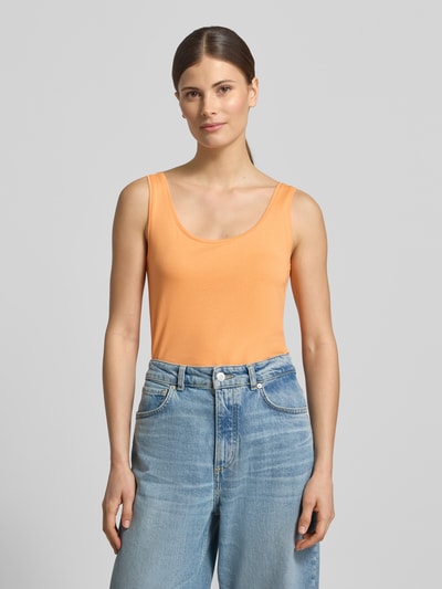 Frauenmodel trägt Tanktop mit Rundhalsausschnitt und Label-Detail von monari in Orange, Baumwoll-Mix mit Stretch-Anteil, Körpernaher-Schnitt, Ganzkörperansicht von vorne.