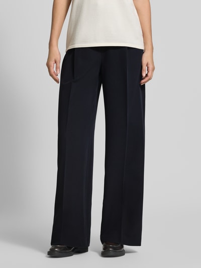 Frauenmodel trägt Weite Hose mit Viskose-Anteil von Jake*s, dunkelblau, glatte Struktur, Damen Weite Hose von Jake*s Collection, Nahaufnahme Unterkörper.