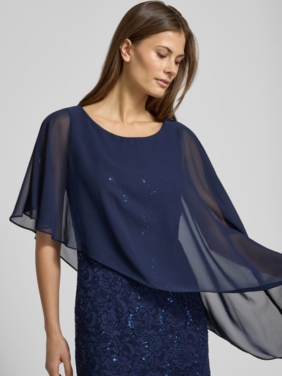 Kobiece model prezentuje Knielanges Cocktailkleid mit Paillettenbesatz von SWING, dopasowany krój, długość do kolan, okrągły dekolt, cekinowe obszycie, efekt podpalania, długość tyłu 95 cm, szerokość klatki piersiowej 36 cm, widok z przodu, zbliżenie na górną część ciała.