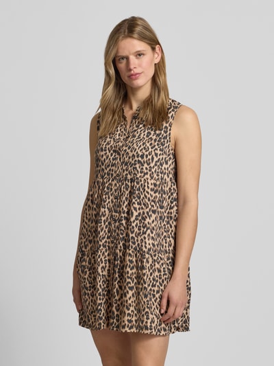 Frauenmodel trägt ausgestelltes Hemdblusenkleid aus reiner Viskose Modell 'THEA' von Only mit Allover-Muster, Mini-Länge, V-Ausschnitt, ärmellos, Knopfleiste, Ganzkörperansicht von vorne.