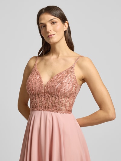 Frauenmodel trägt Regular Fit Minikleid mit Ziersteinbesatz von Hey Kyla, rosa, semitransparent, tiefer V-Ausschnitt, Nahaufnahme Oberkörper.