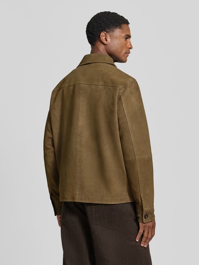 Męski model nosi Regular Fit Lederjacke aus echtem Ziegenleder Modell 'THOM' von Selected, brązowa kurtka skórzana, kontekst: Herren Leder- / Kunstlederjacke von Selected, pełny widok z tyłu