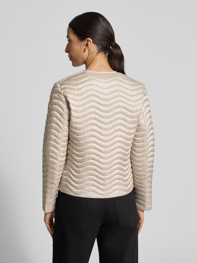 Frauenmodel trägt Slim Fit Steppjacke mit aufgesetzten Taschen Modell 'Tamina' von SAVE THE DUCK in Beige, Stepp-Optik, Ganzkörperansicht Rückansicht.