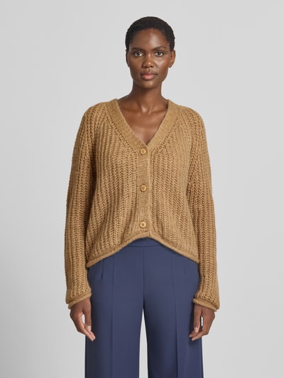 Frauenmodel trägt Relaxed Fit Cardigan mit Woll-Anteil von Smith and Soul in Strick-Optik, V-Ausschnitt, Knopfleiste, braun, Ganzkörperansicht von vorne.