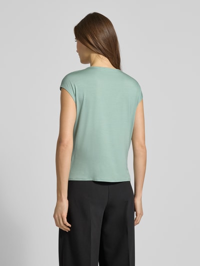 Modelka nosi Regular Fit Bluzę z mieszanki wiskozy z dekoltem w serek od comma, pastelowy zielony, krótkie rękawy, tył 55 cm, widok od tyłu