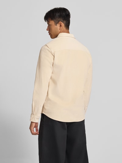 Männermodel trägt Slim Fit Cordhemd aus Baumwoll-Mix von REVIEW in Creme, Ripp-Optik, Rückenansicht, Ganzkörperansicht Rückansicht. Kontext: Herren Cordhemd von REVIEW, Baumwoll-Elasthan-Mix, Slim Fit, Kentkragen, Ripp-Optik, Logo-Prägung, Rückenlänge bei Größe M: 75 cm, Schulterbreite bei Größe M: 44 cm, Ärmellänge bei Größe M: 67 cm.