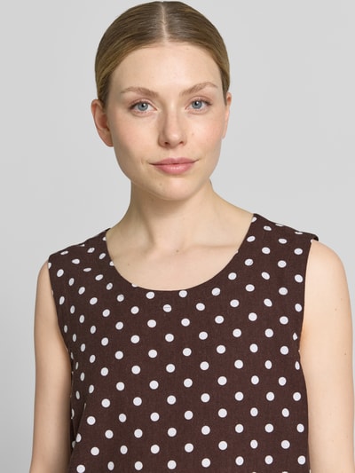 Frauenmodel trägt Tanktop mit Leinen-Anteil und Rundhalsausschnitt von FREE/QUENT, braun mit weißen Punkten, Viskose-Mix, Nahaufnahme Oberkörper.