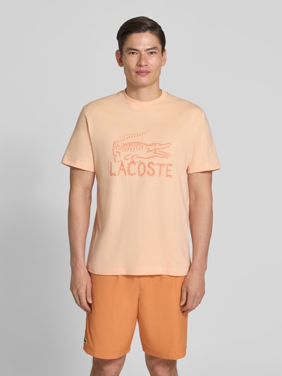 Mannermodel draagt Regular Fit T-shirt uit pure katoen van Lacoste, look: effen, logoprint, ronde hals, korte mouw, voorkant volledige lichaamsweergave.