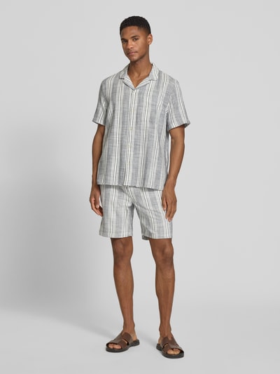 Mannelijk model draagt Relaxed Fit Shorts uit puur katoen van s.Oliver RED LABEL, meerkleurig, gestreept, bouclé, zijzakken, vooraanzicht volledig lichaam