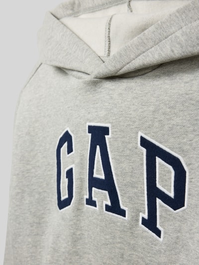 Productfoto, Regular Fit Hoodie mit Logo-Print van GAP, katoenmix, logo-opdruk, capuchon, kangoeroezak, elastische boorden, grijs, close-up detail.