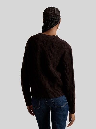 Frauenmodel trägt Regular Fit Strickpullover aus Woll-Kaschmir-Mix von Polo Ralph Lauren in Dunkelbraun, Zopfmuster, Ganzkörperansicht Rückansicht. Damen Strickpullover von Polo Ralph Lauren