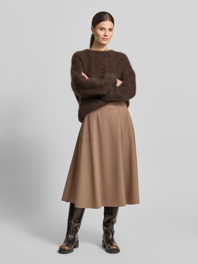 Frauenmodel trägt Midirock mit elastischem Bund Modell 'FENJA' von Raffaello Rossi, lockerer Schnitt, Material-Mix, Ganzkörperansicht von vorne.