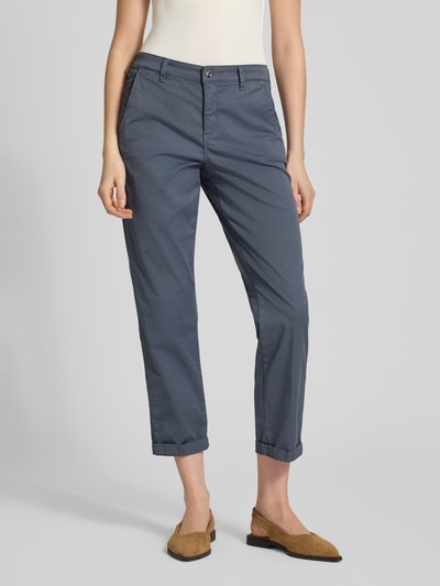 Frauenmodel trägt Straight Fit Chino in verkürzter Passform von MAC, blaugrau, Baumwoll-Mix, Fronttaschen, Nahaufnahme Oberkörper