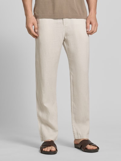 Männermodel trägt Leinenhose mit Eingrifftaschen Modell 'JABARI' von Samsøe Samsøe in Beige, Reines Leinen, Relaxed-Fit, Nahaufnahme Oberkörper bis Fuß.