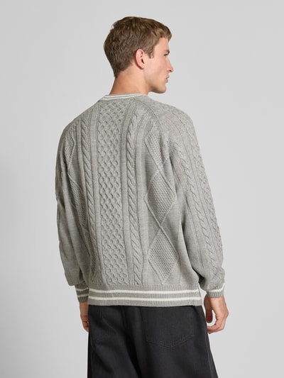 REVIEW Strickpullover mit Label-Stitching Hellgrau Melange 5