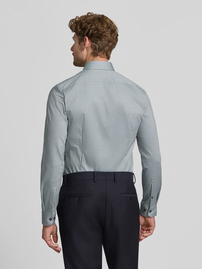 Männermodel trägt Super Slim Fit Businesshemd aus Baumwoll-Mix von OLYMP No. Six in Hellblau, feine Struktur, Ganzkörperansicht Rückansicht.