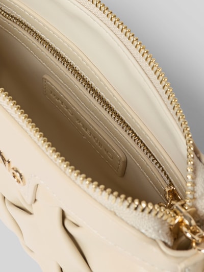 Produktfoto, beige Handtasche mit Label-Detail Modell 'ENNIS' von VALENTINO BAGS, Reißverschluss, Reißverschlussfach innen, goldene Details, glatte und strukturierte Oberfläche, Hauptfach, Breite 21 cm, Länge 12 cm, Tiefe 4 cm, Länge Schultergurt 118 cm