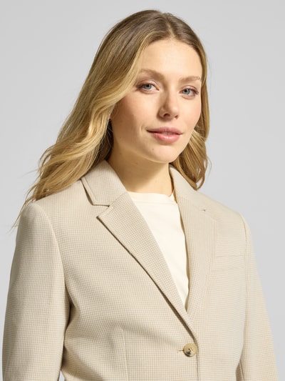 Frauenmodel trägt Regular Fit Blazer mit Reverskragen von Gant aus Baumwoll-Mix, helle Farben, 2-Knopfleiste, Nahaufnahme Oberkörper.