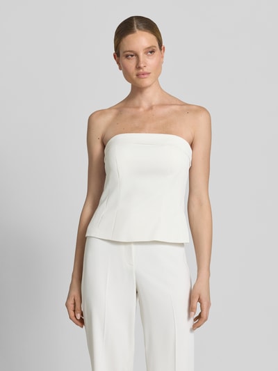 Frauenmodel trägt Bandeau-Top mit Umschlag von Jake*s Cocktail, weiß, körpernaher Schnitt, Material-Mix mit Stretch, Nahaufnahme Oberkörper.