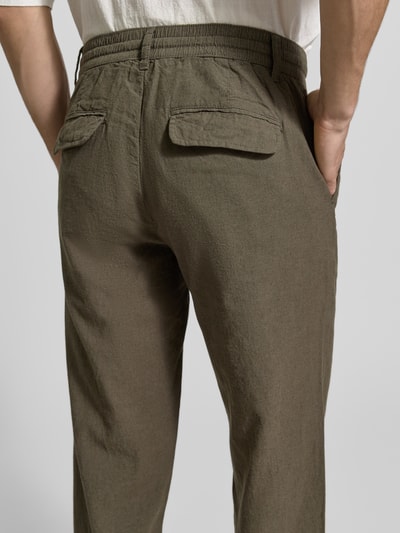 Männermodel trägt Hose aus Leinen-Baumwoll-Mix mit elastischem Bund von Lindbergh in Regular-Fit, Olivgrün, Detailaufnahme Rückansicht, mit Eingrifftaschen, Bundweite 40 cm, Innenbeinlänge 79 cm, Herren.