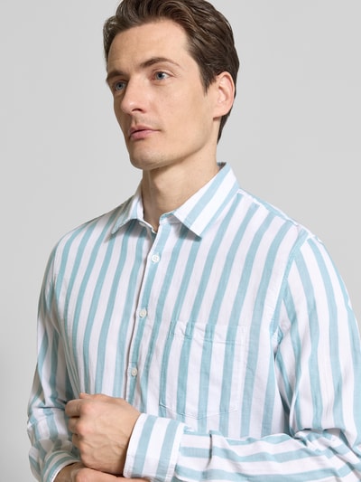 Männermodel trägt Regular Fit Vrijetijdsoverhemd met Kentkraag van MAERZ Muenchen, puur katoen, borstzak, knoopsluiting, Nahaufnahme Oberkörper.