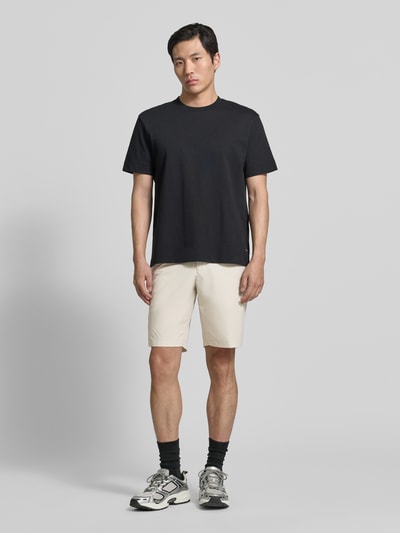 Männermodel trägt Regular Fit Shorts mit elastischem Bund Modell 'S_SPEEDFLEX' von BOSS Green, Optik: Unifarben, Label-Print, Gürtelschlaufen, Knopf und verdeckter Reißverschluss, seitliche Eingrifftaschen, Gesäßtaschen; Ganzkörperansicht von vorne.