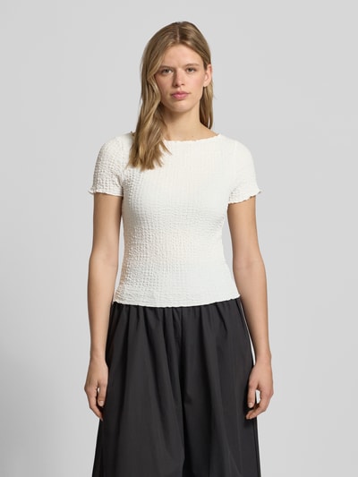 Frauenmodel trägt Slim Fit T-Shirt mit Strukturmuster Modell 'Alora' von Noisy May in Weiß, U-Boot-Ausschnitt, Nahaufnahme Oberkörper.