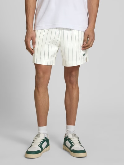 Männermodel trägt Shorts mit Streifenmuster und elastischem Bund von BLKVIS, Regular-Fit, Label-Stitching, Vorderansicht, Nahaufnahme Beine.