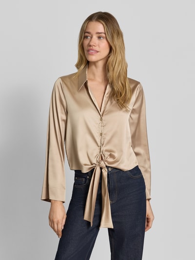 Frauenmodel trägt Regular Fit Langarmbluse mit Hemdblusenkragen Modell 'ERRIKA' von HUGO, Optik: Unifarben, Materialverarbeitung: Satin, Nahaufnahme Oberkörper.