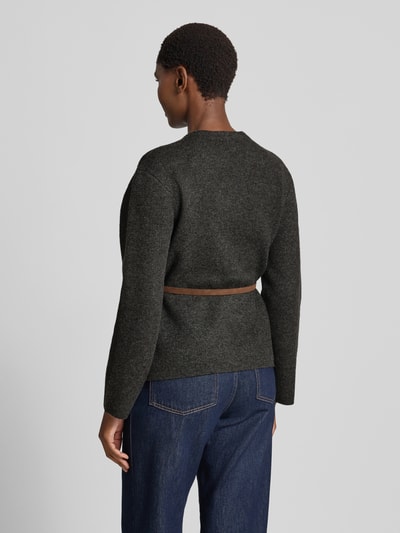 Frauenmodel trägt Regular Fit Strickjacke mit Woll-Anteil von Jake*s Collection in dunklem Grau, strukturierte Oberfläche, Ganzkörperansicht Rückansicht.