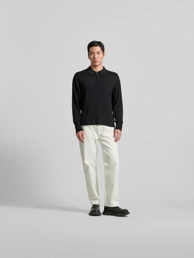Männermodel trägt Regular Fit Jeans mit Knopfverschluss von Officine Générale, reine Baumwolle, 5-Pocket, weiß, Ganzkörperansicht von vorne.