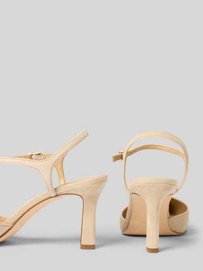 Produktfoto, Sandalette aus echtem Leder Modell 'AMARA' von MICHAEL Michael Kors, puntvormig model, smalle riempjes met doornsluiting, naaldhak, gladde zool, hakhoogte maat 40: 9 cm, beige kleur, gladde textuur, close-up achteraanzicht.