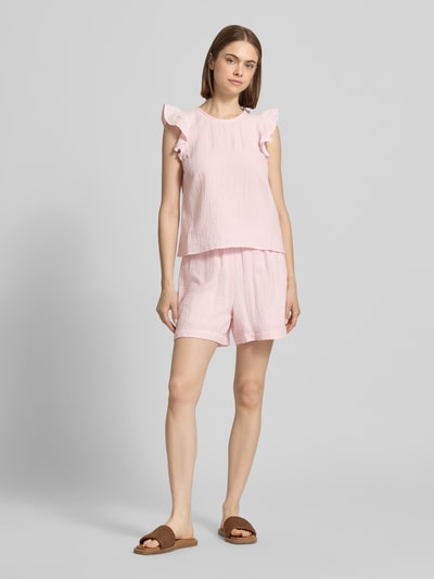 Frauenmodel trägt Regular Fit Top aus reiner Baumwolle Modell 'SASTINA' von Pieces, efekt: jednolity kolor, okrągły dekolt, wykończenie materiału: cieniowana przędza, materiał: bawełna, Ganzkörperansicht von vorne.