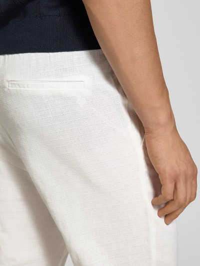 Mannenmodel draagt Pull On Hose in Leinen-Optik mit Eingrifftaschen van REVIEW in wit, katoen, regular fit, elastische tailleband, detailopname heup.