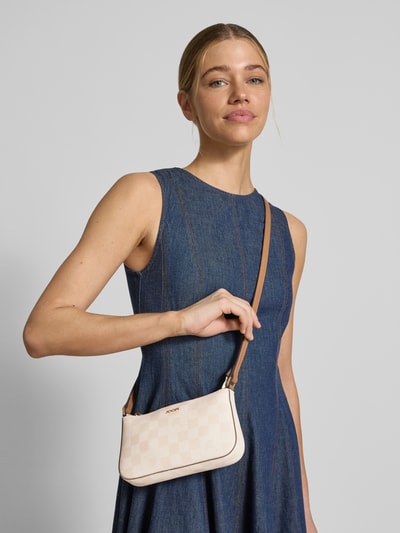 Vrouwenmodel draagt handtas met label-applicatie model 'cortina piazza eunike' van JOOP! in beige met bruine schouderriem, hoofdvak met ritssluiting, verstelbare schouderriem, 22x13x4 cm, lengte schouderriem 135 cm, close-up bovenlichaam vooraanzicht.