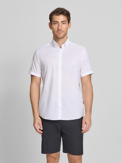 Männermodel trägt Regular Fit Freizeithemd mit Button-Down-Kragen von bugatti in Weiß, Reine Baumwolle, Knopfleiste, Ganzkörperansicht von vorne. Rückenlänge bei Größe M 76 cm, Schulterbreite 46 cm, Ärmellänge 24 cm.