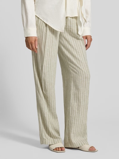 Frauenmodel trägt Relaxed Fit Weite Hose aus Leinen-Viskose-Mix von s.Oliver RED LABEL, creme mit Streifen, High Waist, Bundfalte, Nahaufnahme Unterkörper.