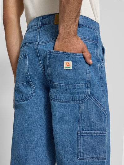 Männermodel trägt Loose Fit Denim-Bermudas Modell 'MIGS SUN FLAKE' von Blend in Blau mit Eingrifftaschen, Reine Baumwolle, Detailaufnahme Rückansicht. Bundweite bei Größe M: 41 cm, Innenbeinlänge bei Größe M: 39 cm.