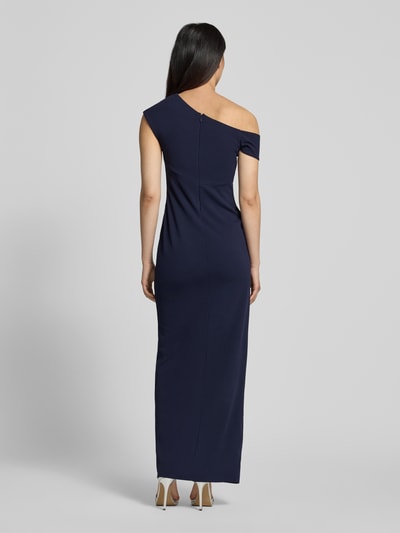 Frauenmodel trägt Abendkleid in Maxikleid mit Gehschlitz von Lipsy, Dunkelblau, Elastischer-Material-Mix, Tailliert, Off-Shoulder-Design, Ganzkörperansicht Rückansicht.