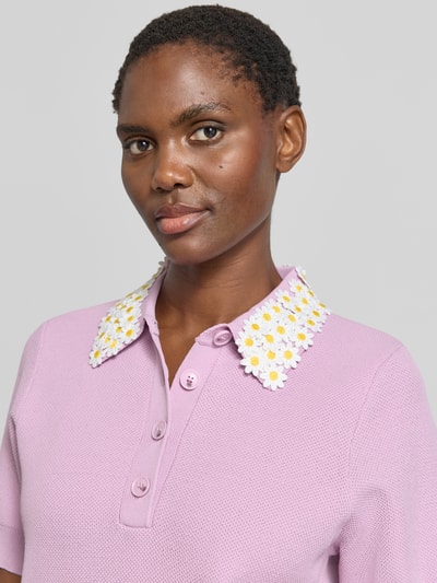 Frauenmodel trägt Regular Fit Poloshirt aus Viskose-Mix Modell 'JAMBER' von Essentiel Antwerp in Flieder mit Blumenkragen, Nahaufnahme Oberkörper.