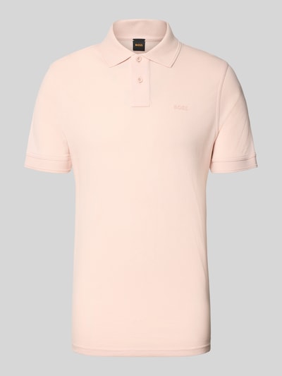 Productfoto, Regular Fit Poloshirt aus reiner Baumwolle Modell 'PRIME' van BOSS Orange in effen lichtroze piqué met korte knoopsluiting, polokraag en label-applicatie, herenmode.