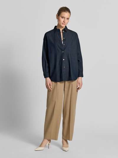 Frauenmodel trägt Relaxed Fit Hemdbluse in Denim-Optik von ARMANI EXCHANGE, dunkelblau, reine Baumwolle, Knopfleiste, Ganzkörperansicht von vorne.