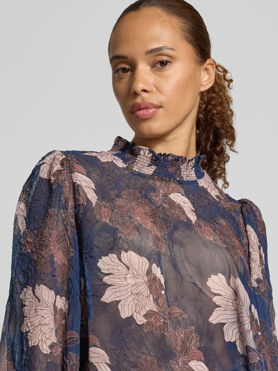 Frauenmodel trägt Regular Fit Bluse in semitransparentem Design von Christian Berg Woman Selection, floraler Print, Nahaufnahme Oberkörper.