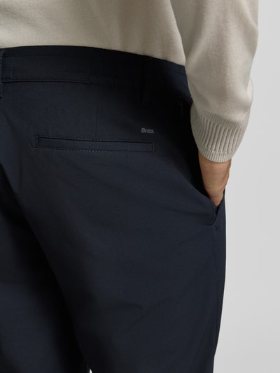 Männermodel trägt marineblaue Tapered Fit Stoffhose mit Viskose-Anteil Modell 'Phil' von Brax, Herren Gerade Hose, Nahaufnahme Rückansicht