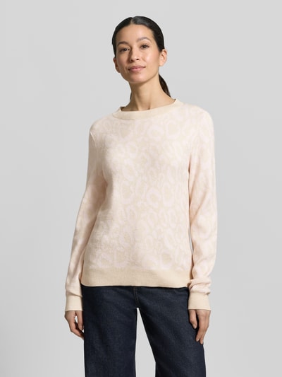 Frauenmodel trägt Slim Fit Pullover aus Viskose-Mix Modell 'JACQUARD' von Vila, Strick-Optik, Allover-Animal-Stitching, Rundhalsausschnitt, elastische Abschlüsse, dezente Beige-Töne, Ganzkörperansicht von vorne.