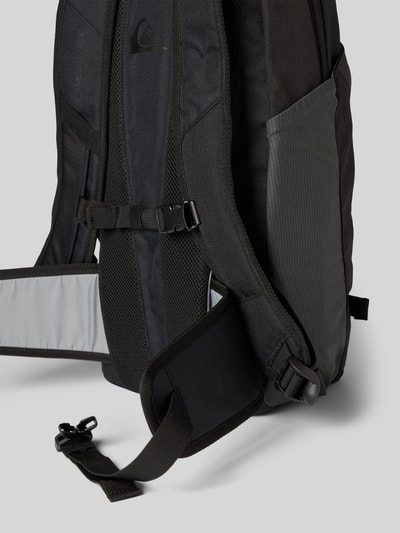 Produktfoto, Rucksack mit Logo-Patch Modell 'ALTACAMA' von Quiksilver in Schwarz mit verstellbaren Schultergurten, mehreren Fächern und Reißverschluss, robuster Stoff.