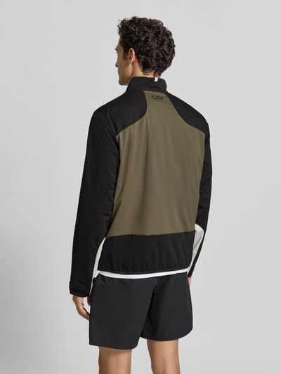 Männermodel trägt Relaxed Fit Sweatjacke mit Logo-Stitching Modell '2_5L PLAINWEAVE' von Polo Ralph Lauren in Schwarz und Oliv, Ganzkörperansicht Rückansicht. Herren Sweatjacke von Polo Ralph Lauren