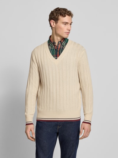 Männermodel trägt Kaschmirpullover mit gerippten Abschlüssen von FTC-Cashmere in Beige, Regular Fit, V-Ausschnitt, Ganzkörperansicht von vorne.