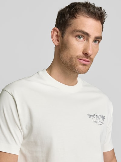 Männermodel trägt Relaxed Fit T-Shirt aus reiner Baumwolle von Marc O'Polo, Optik: Unifarben, Regular-Fit, Label-Print, Nahaufnahme Oberkörper.
