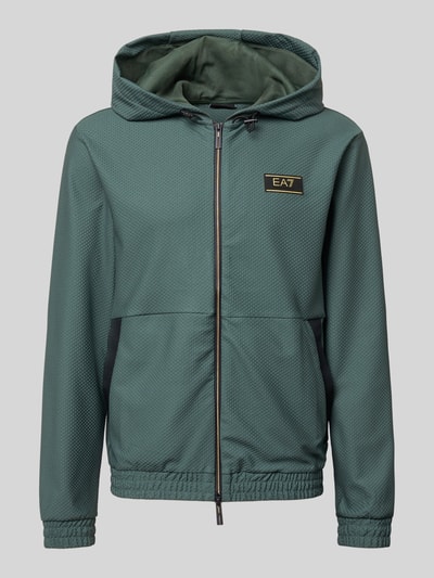 Produktfoto, Regular Fit Sweatjacke mit Logo-Patch von EA7 Emporio Armani in Grün mit Strukturmuster, Kapuze, Zweiwege-Reißverschluss und Eingrifftaschen, elastische Abschlüsse, Elastischer-Material-Mix, Herren, Rückenlänge 68 cm, Ärmellänge 67 cm.